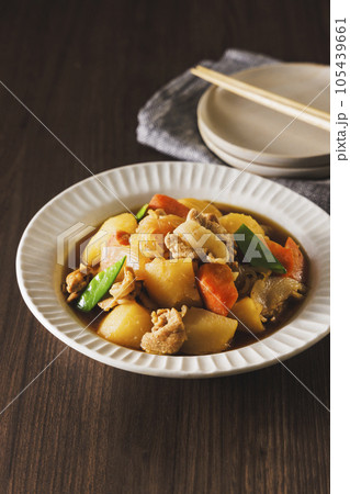 じゃがいもと豚肉を使った家庭料理の肉じゃが じゃがいもと豚肉を使った家庭料理の肉じゃが 105439661