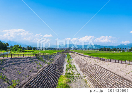あづみの排水路と田園風景 105439695