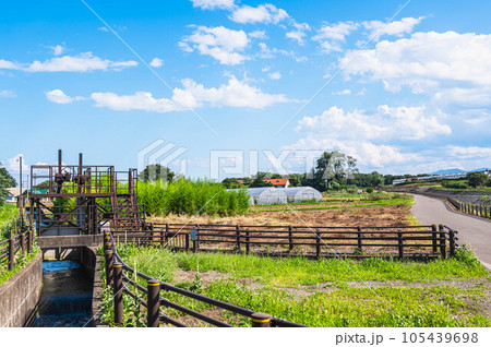 農業用水路の水門と田舎風景 農業用水路の水門と田舎風景 105439698