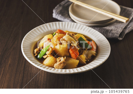 白い器に盛り付けた家庭料理の肉じゃが 白い器に盛り付けた家庭料理の肉じゃが 105439765