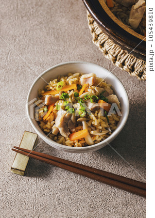 茶碗に盛り付けた五目炊き込みごはん 105439810