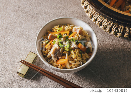 茶碗に盛り付けた五目炊き込みごはん 105439815