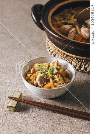 茶碗に盛り付けた五目炊き込みごはん 茶碗に盛り付けた五目炊き込みごはん 105439817
