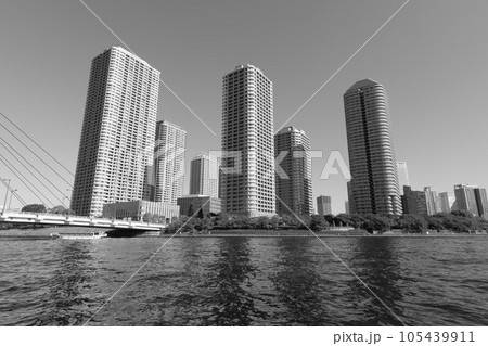 夏の青空と東京佃島の高層マンション 105439911