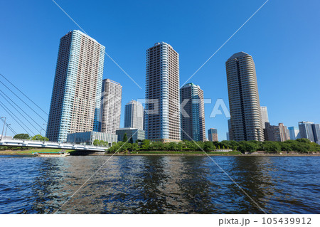 夏の青空と東京佃島の高層マンション 105439912