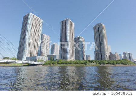 夏の青空と東京佃島の高層マンション 夏の青空と東京佃島の高層マンション 105439913
