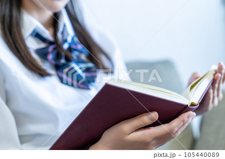 ソファで読書する女子高生【パーツカット】 105440089