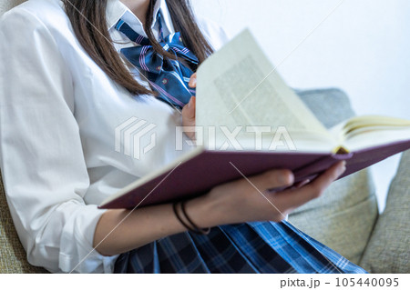 ソファで読書する女子高生【パーツカット】 105440095