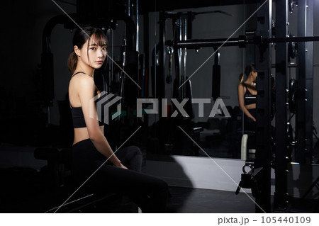 ジムでトレーニングをする若い女性 105440109