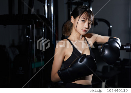 ジムでトレーニングをする若い女性 105440139