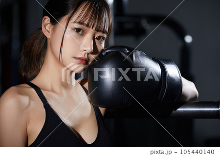 ジムでトレーニングをする若い女性 105440140
