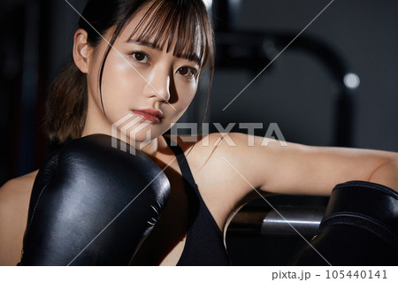 ジムでトレーニングをする若い女性 105440141
