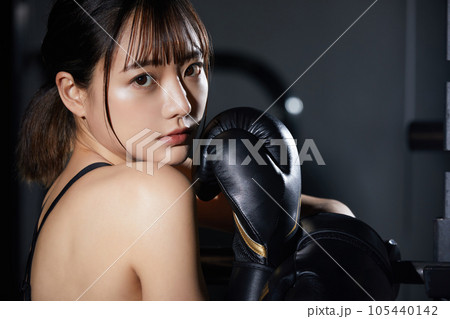 ジムでトレーニングをする若い女性 105440142