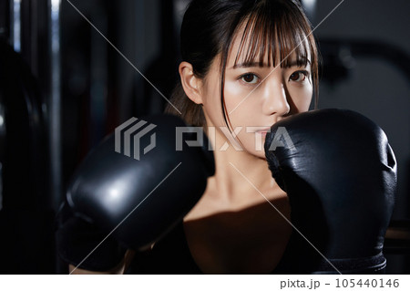ジムでトレーニングをする若い女性 105440146