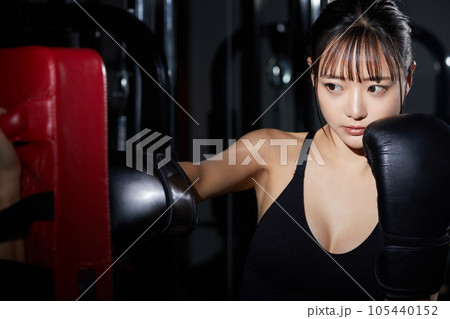 ジムでトレーニングをする若い女性 ジムでトレーニングをする若い女性 105440152