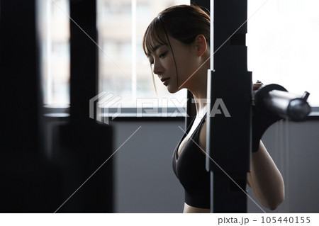 ジムでトレーニングをする若い女性 105440155