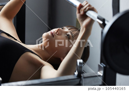 ジムでトレーニングをする若い女性 105440165