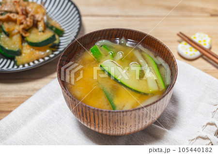 夏の収穫したズッキーニの味噌汁 105440182