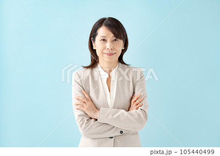 ビジネス　シニア　女性 105440499