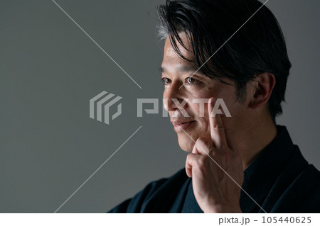 和服の男性　肌荒れ　シミ 105440625