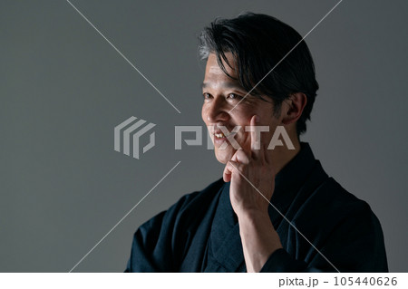 和服の男性　肌荒れ　シミ 105440626