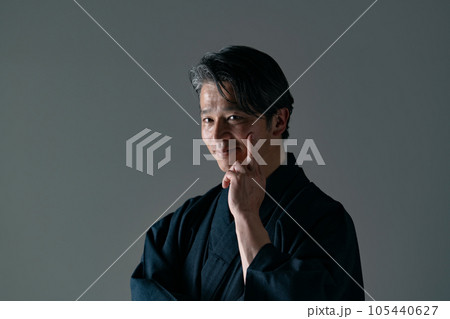 和服の男性　肌荒れ　シミ 105440627