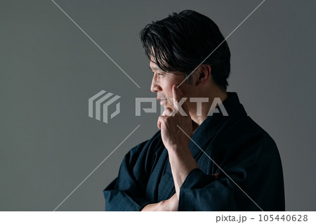 和服の男性　肌荒れ　シミ 105440628