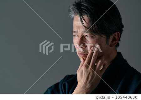 和服の男性　肌荒れ　シミ 105440630