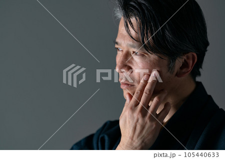 和服の男性 肌荒れ シミ 和服の男性 肌荒れ シミ 105440633