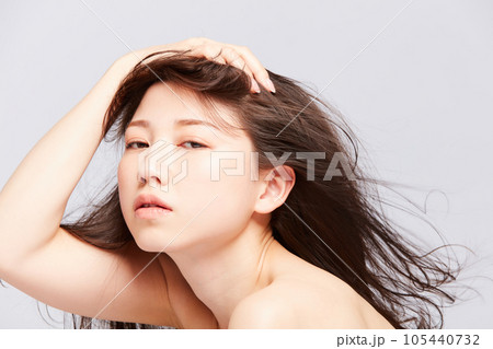 ビューティー若い日本人女性　乱れ髪 105440732