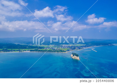 ドローン｜夏空と能登の観光名所見附島（別名軍艦島）を海の沖合から空撮｜石川県珠洲市 105440806