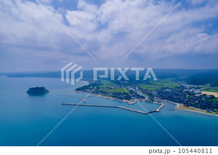 ドローン｜夏空と能登の観光名所見附島（別名軍艦島）を海の沖合から空撮｜石川県珠洲市 105440811