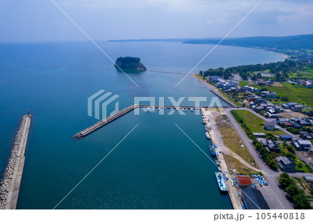 ドローン|夏空と能登の観光名所見附島(別名軍艦島)を海の沖合から空撮|石川県珠洲市 ドローン|夏空と能登の観光名所見附島(別名軍艦島)を海の沖合から空撮|石川県珠洲市 105440818