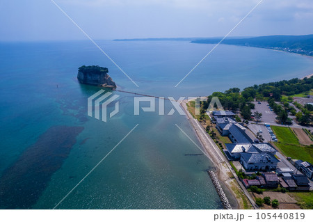 ドローン｜夏空と能登の観光名所見附島（別名軍艦島）を海の沖合から空撮｜石川県珠洲市 105440819