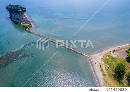 ドローン|能登の観光名所見附島(別名軍艦島)を海上から空撮|石川県珠洲市 ドローン|能登の観光名所見附島(別名軍艦島)を海上から空撮|石川県珠洲市 105440820