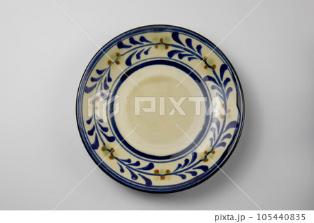 空っぽのシンプルな沖縄の皿 空っぽのシンプルな沖縄の皿 105440835