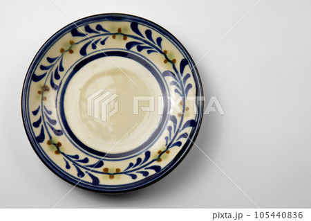 空っぽのシンプルな沖縄の皿 105440836