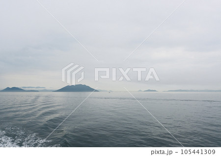 フェリーから見る瀬戸内の島々 フェリーから見る瀬戸内の島々 105441309