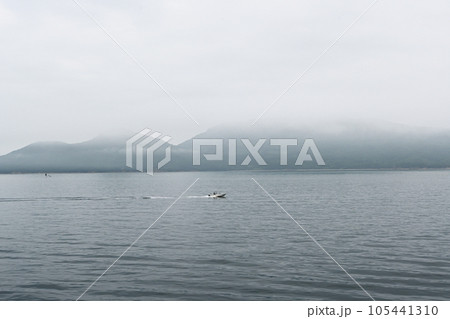 フェリーから見る瀬戸内の島々 フェリーから見る瀬戸内の島々 105441310