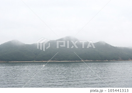 フェリーから見る瀬戸内の島々 フェリーから見る瀬戸内の島々 105441313
