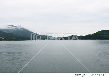 フェリーから見る瀬戸内の島々 フェリーから見る瀬戸内の島々 105441317
