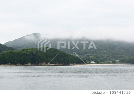 フェリーから見る瀬戸内の島々 フェリーから見る瀬戸内の島々 105441319