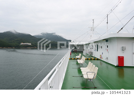 フェリーから見る瀬戸内の島々　 105441323