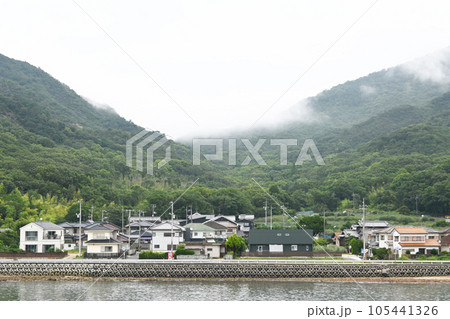 フェリーから見る瀬戸内の島々 フェリーから見る瀬戸内の島々 105441326