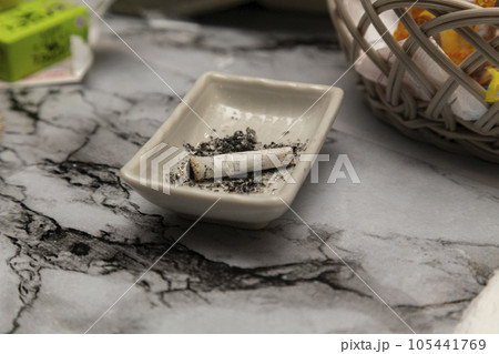 スナックのカウンターに置かれた灰皿 105441769