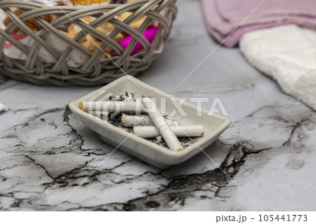 スナックのカウンターに置かれた灰皿 スナックのカウンターに置かれた灰皿 105441773