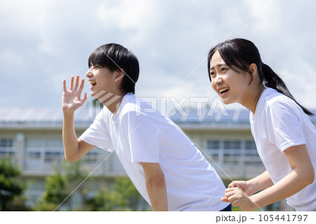 体育着で応援する学生 体育着で応援する学生 105441797