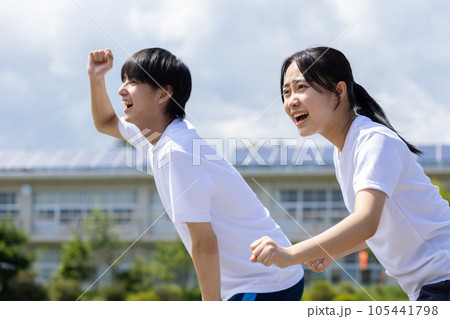 体育着で応援する学生 体育着で応援する学生 105441798