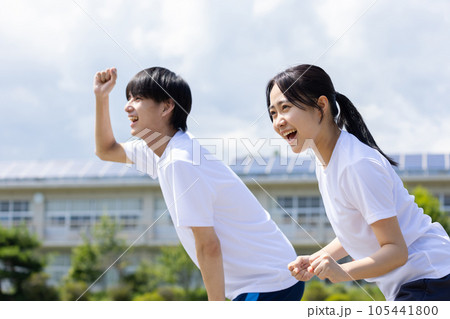 体育着で応援する学生 105441800