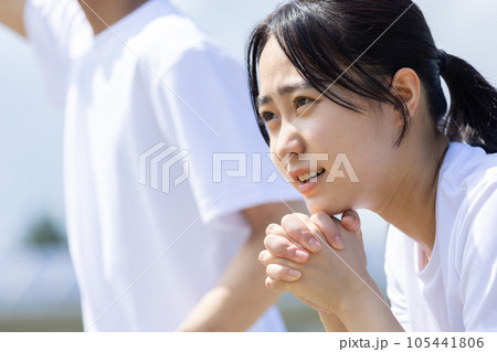 体育着で応援する学生 105441806